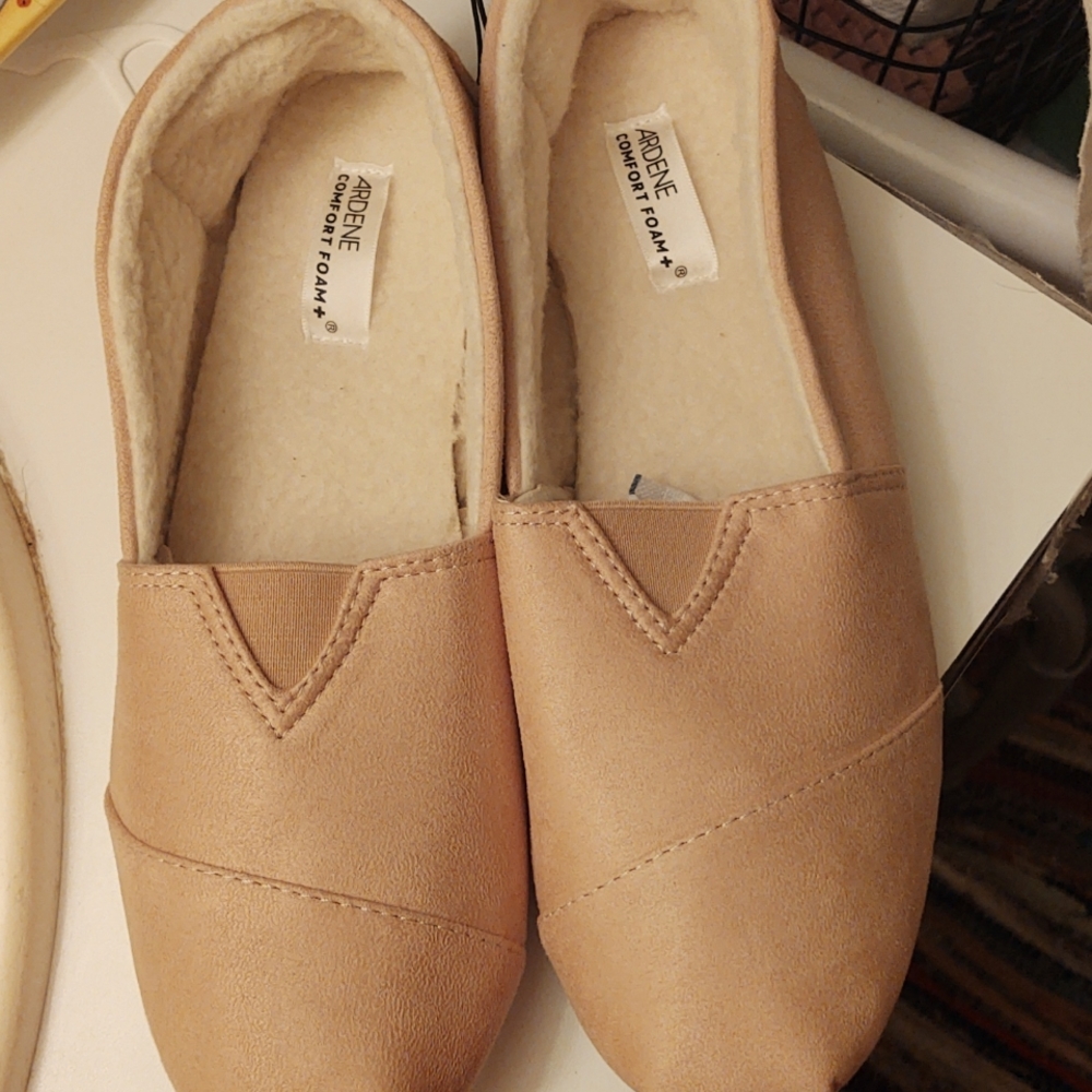 Women's Sherpa lined flats, NWT